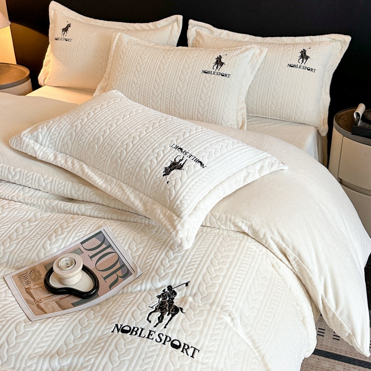 91家纺网 家纺一手货源 找家纺 爱家（原缔乐家纺） 2025新款A类牛奶雕花绒四件套 保罗-黑天鹅系列 保罗-奶昔白