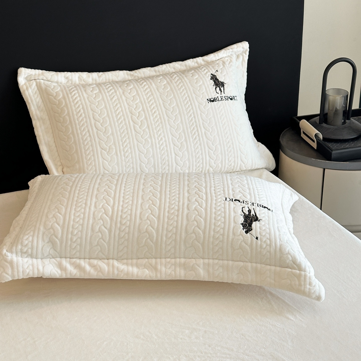 91家纺网 家纺一手货源 找家纺 爱家（原缔乐家纺） 2025新款A类牛奶雕花绒四件套 保罗-黑天鹅系列 保罗-奶昔白