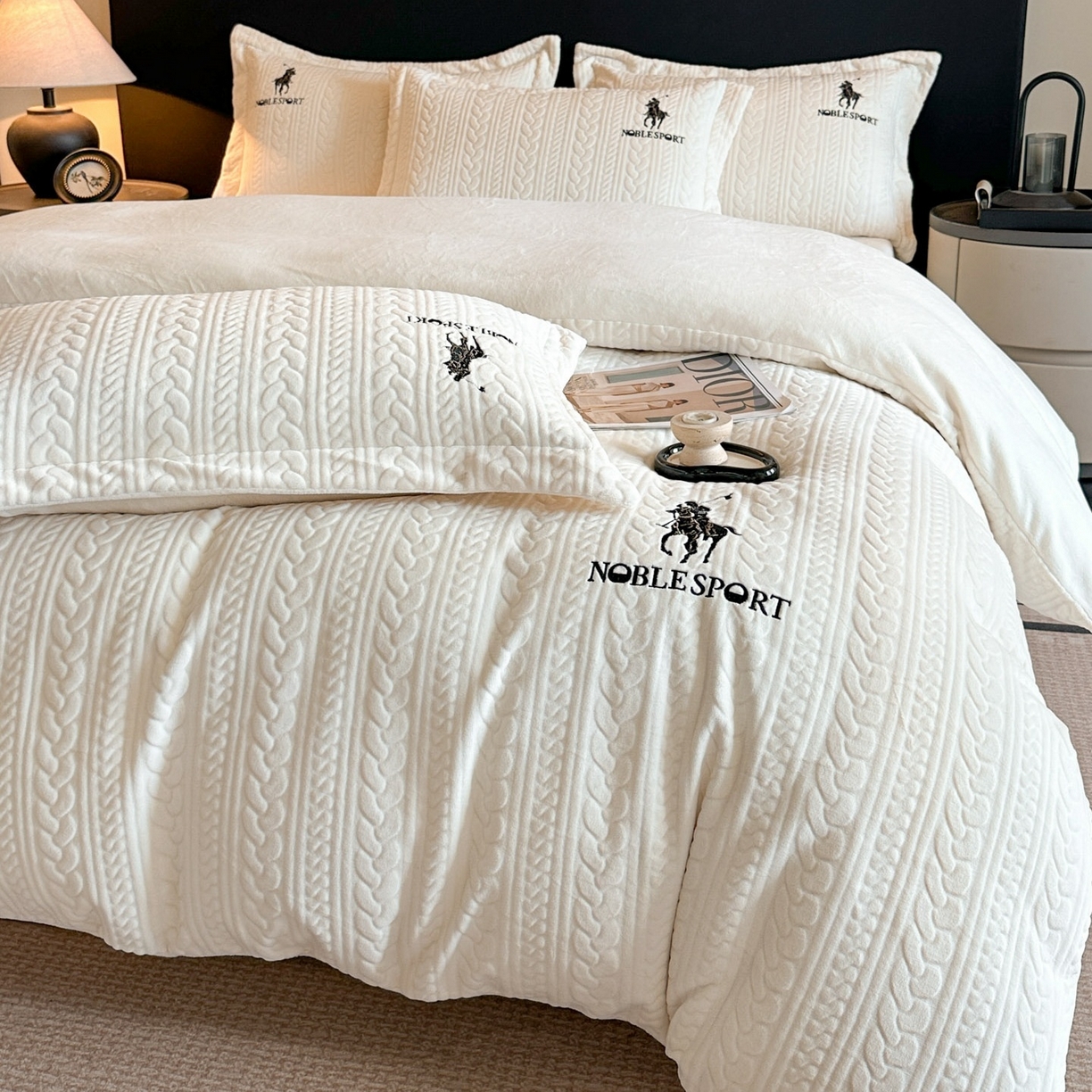 91家纺网 家纺一手货源 找家纺 爱家（原缔乐家纺） 2025新款A类牛奶雕花绒四件套 保罗-黑天鹅系列 保罗-奶昔白