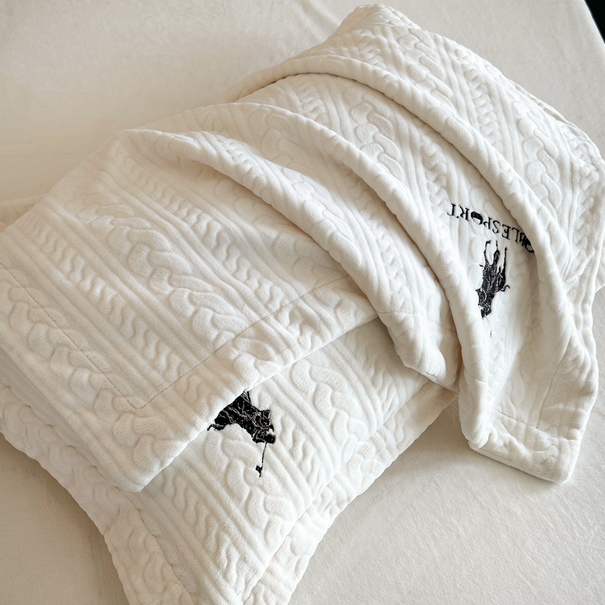 91家纺网 家纺一手货源 找家纺 爱家（原缔乐家纺） 2025新款A类牛奶雕花绒四件套 保罗-黑天鹅系列 保罗-奶昔白