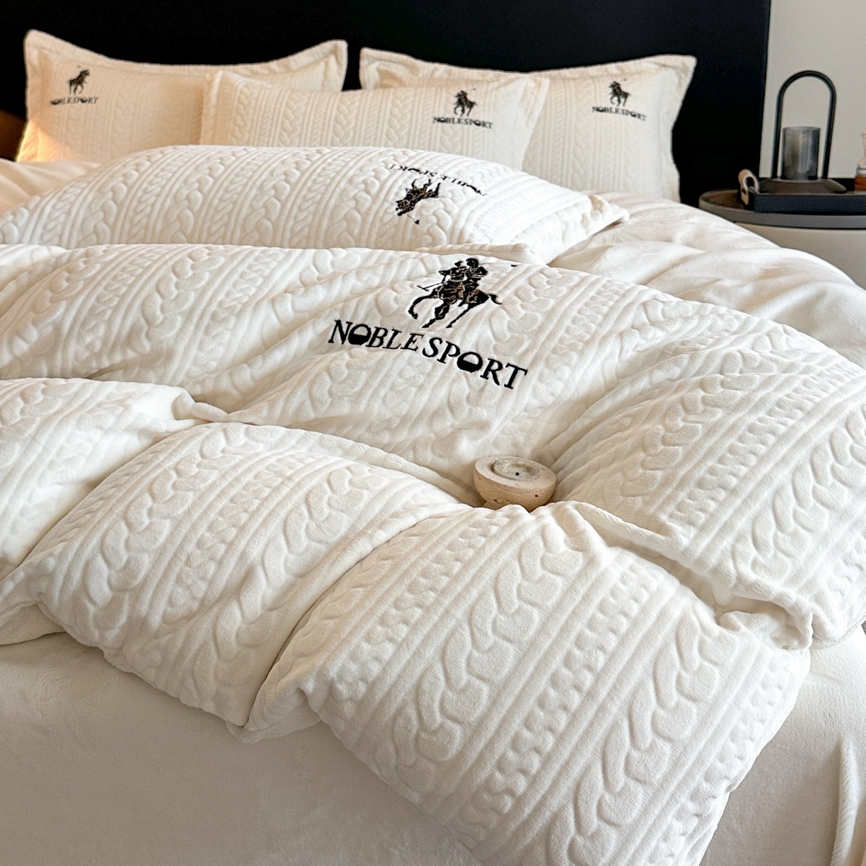 91家纺网 家纺一手货源 找家纺 爱家（原缔乐家纺） 2025新款A类牛奶雕花绒四件套 保罗-黑天鹅系列 保罗-奶昔白