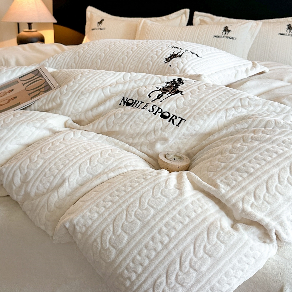 91家纺网 家纺一手货源 找家纺 爱家（原缔乐家纺） 2025新款A类牛奶雕花绒四件套 保罗-黑天鹅系列 保罗-奶昔白