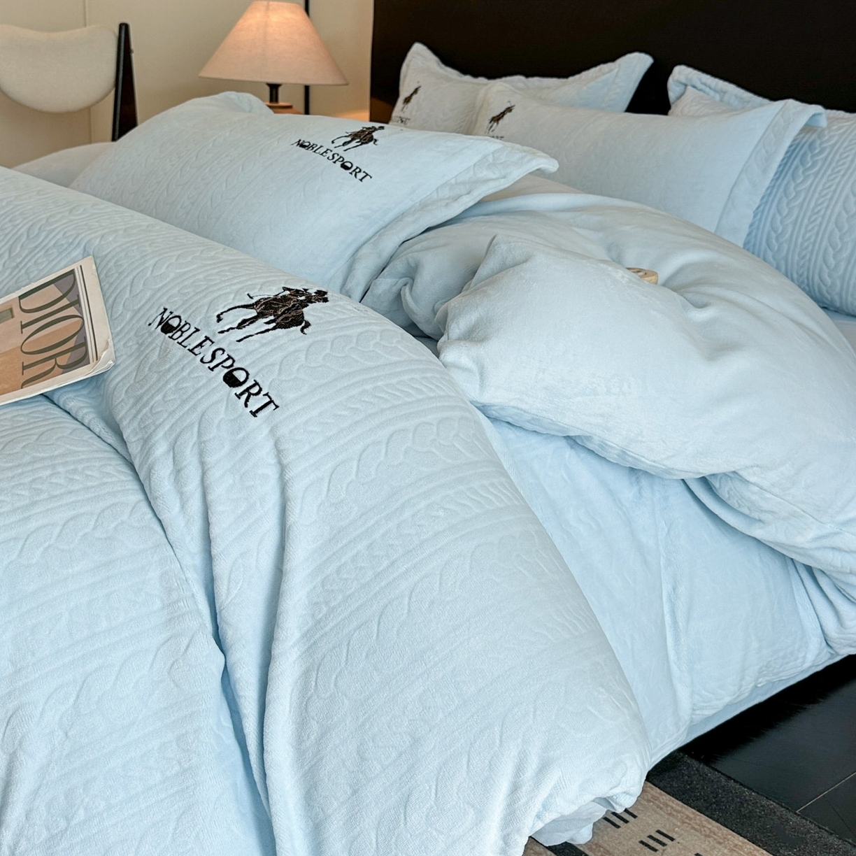 爱家（原缔乐家纺） 2025新款A类牛奶雕花绒四件套 保罗-黑天鹅系列 保罗-天空兰