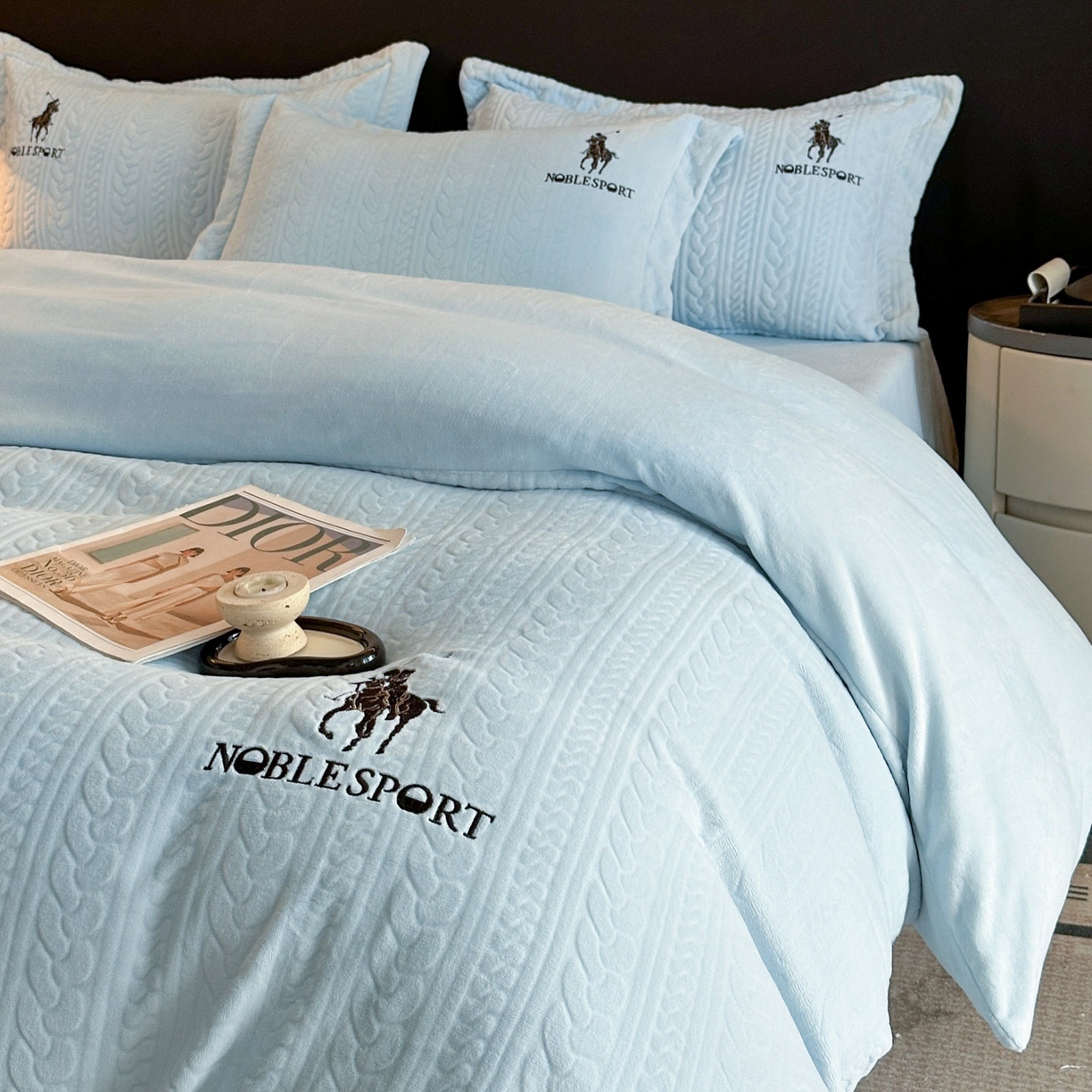 91家纺网 家纺一手货源 找家纺 爱家（原缔乐家纺） 2025新款A类牛奶雕花绒四件套 保罗-黑天鹅系列 保罗-天空兰