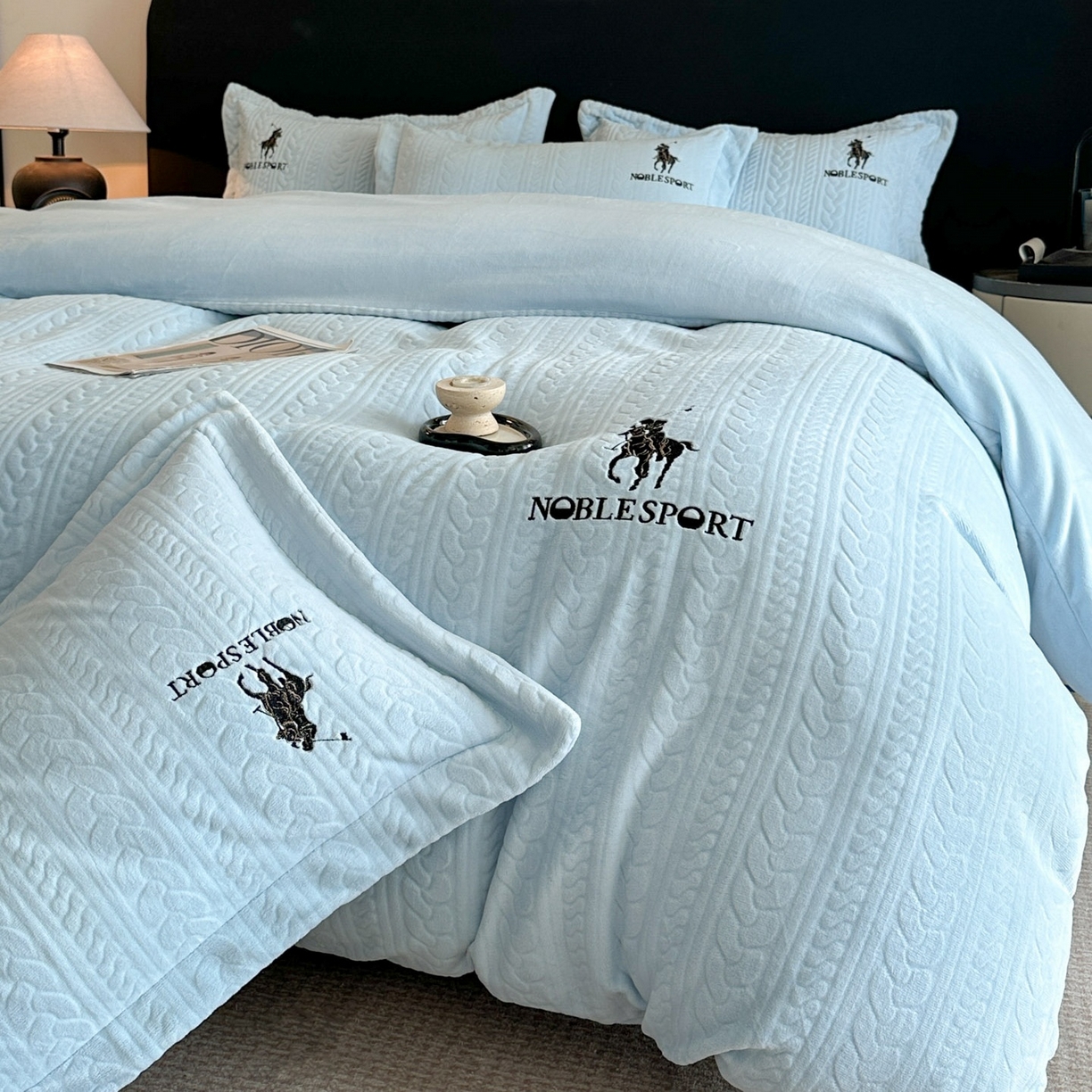 91家纺网 家纺一手货源 找家纺 爱家（原缔乐家纺） 2025新款A类牛奶雕花绒四件套 保罗-黑天鹅系列 保罗-天空兰