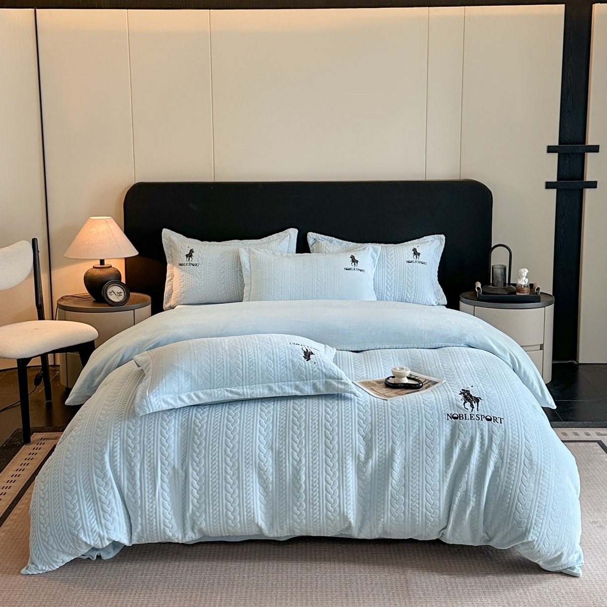 91家纺网 家纺一手货源 找家纺 爱家（原缔乐家纺） 2025新款A类牛奶雕花绒四件套 保罗-黑天鹅系列 保罗-天空兰