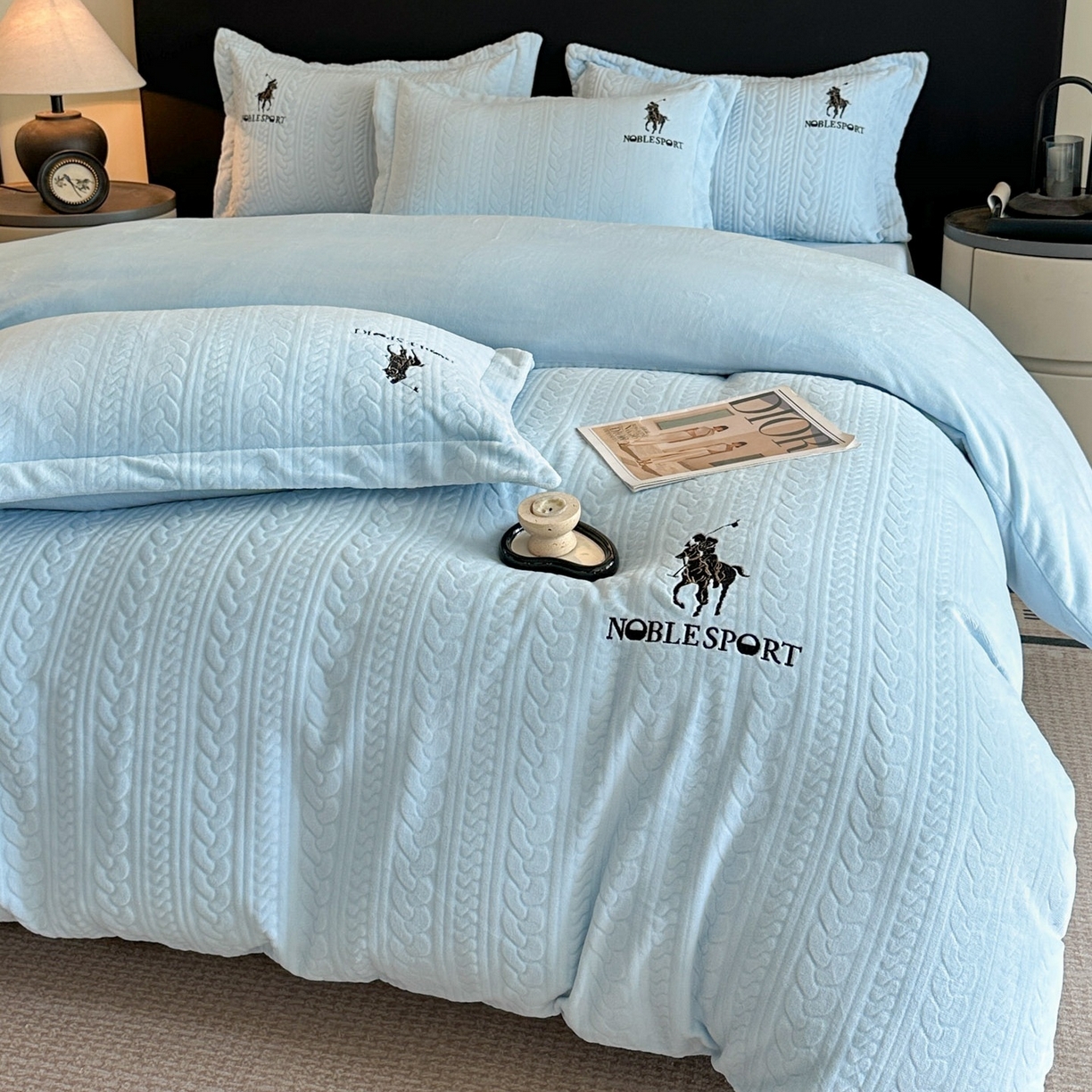 91家纺网 家纺一手货源 找家纺 爱家（原缔乐家纺） 2025新款A类牛奶雕花绒四件套 保罗-黑天鹅系列 保罗-天空兰