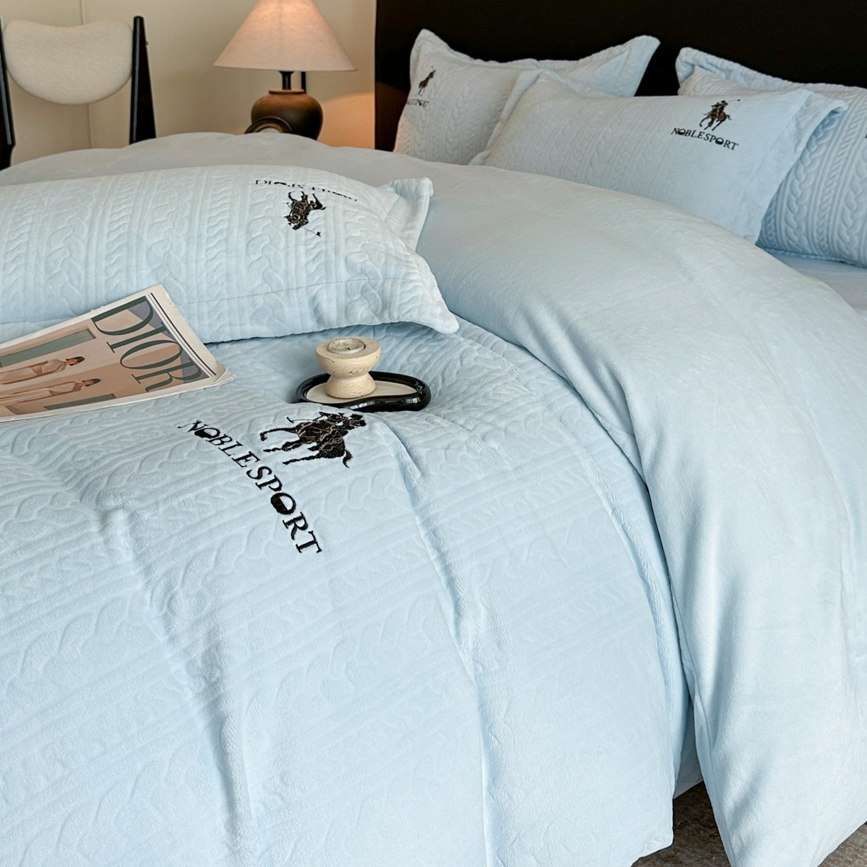 91家纺网 家纺一手货源 找家纺 爱家（原缔乐家纺） 2025新款A类牛奶雕花绒四件套 保罗-黑天鹅系列 保罗-天空兰