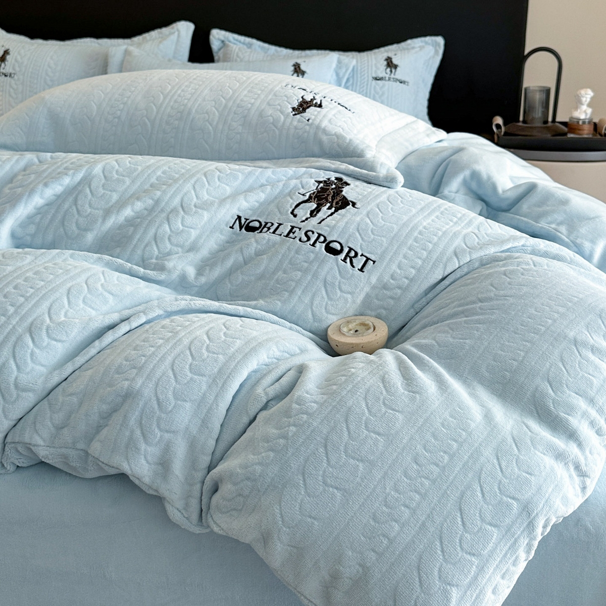 91家纺网 家纺一手货源 找家纺 爱家（原缔乐家纺） 2025新款A类牛奶雕花绒四件套 保罗-黑天鹅系列 保罗-天空兰