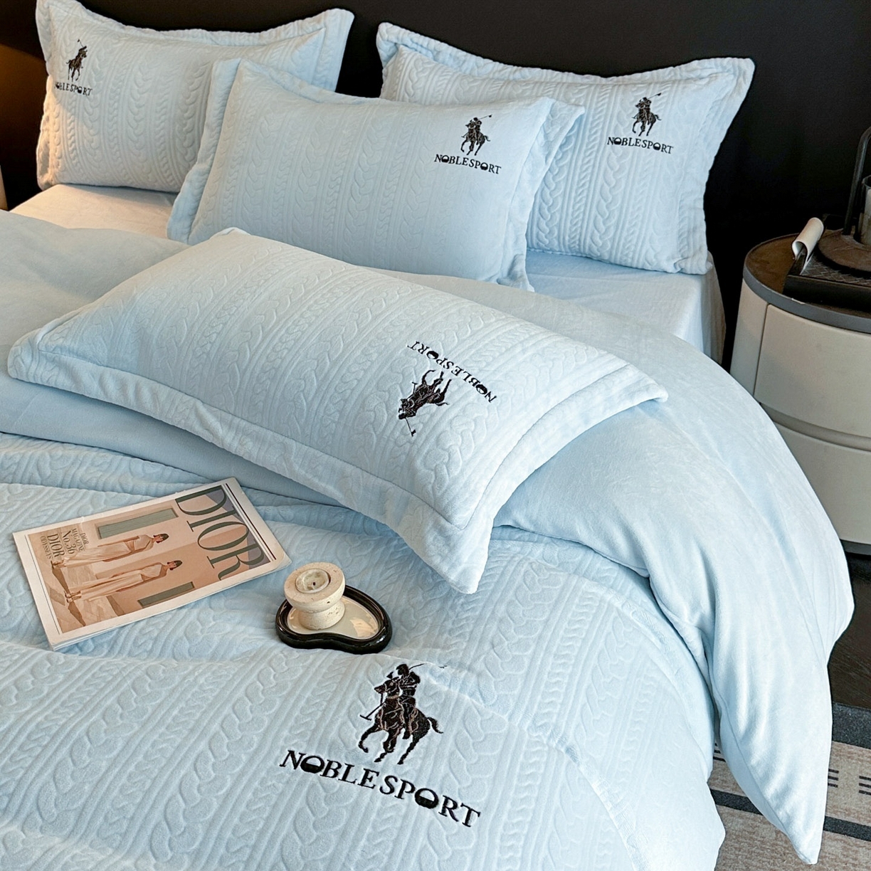 91家纺网 家纺一手货源 找家纺 爱家（原缔乐家纺） 2025新款A类牛奶雕花绒四件套 保罗-黑天鹅系列 保罗-天空兰