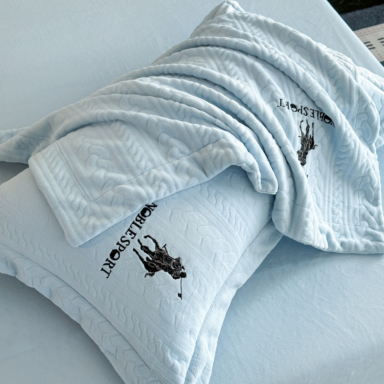 91家纺网 家纺一手货源 找家纺 爱家（原缔乐家纺） 2025新款A类牛奶雕花绒四件套 保罗-黑天鹅系列 保罗-天空兰