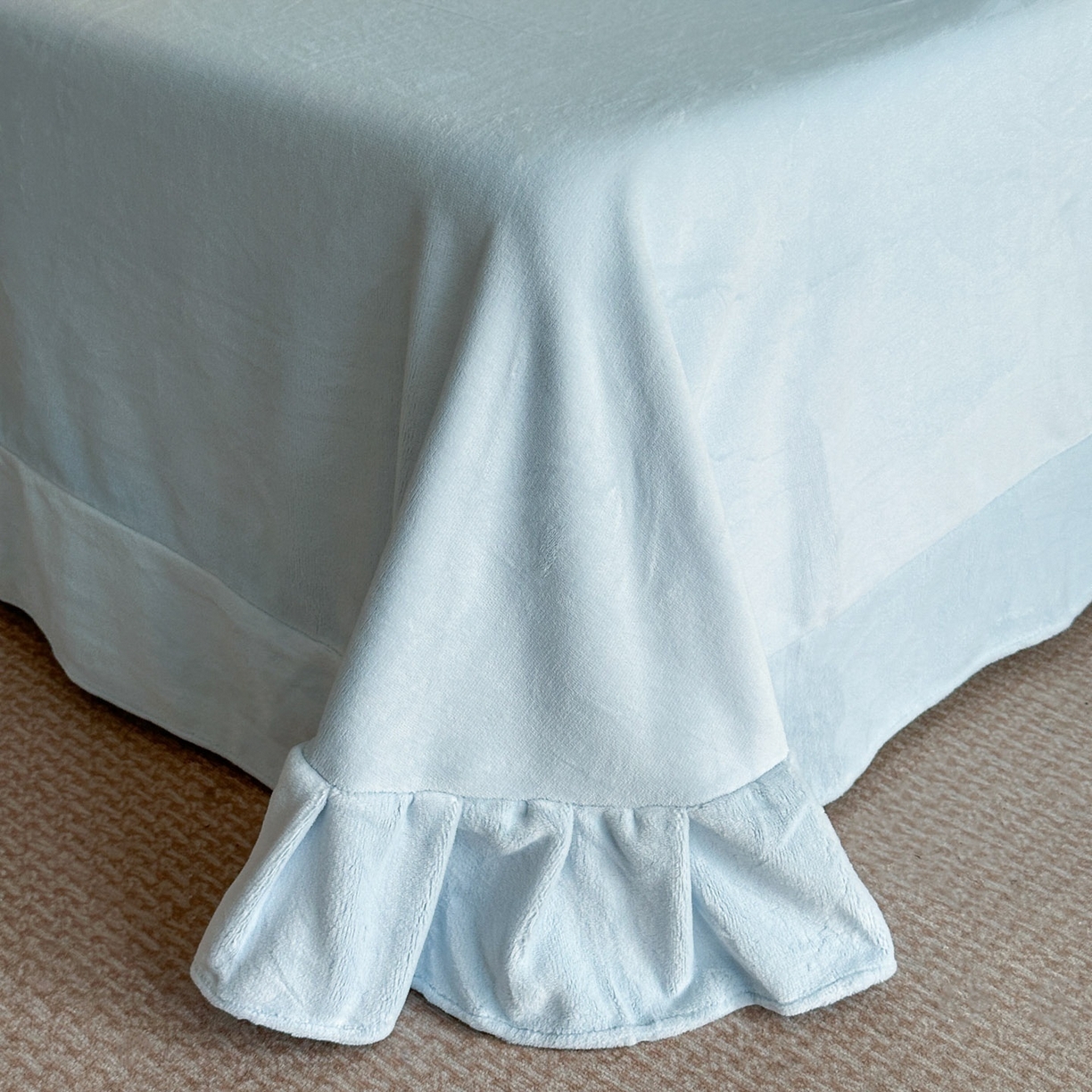 91家纺网 家纺一手货源 找家纺 爱家（原缔乐家纺） 2025新款A类牛奶雕花绒四件套 保罗-黑天鹅系列 保罗-天空兰