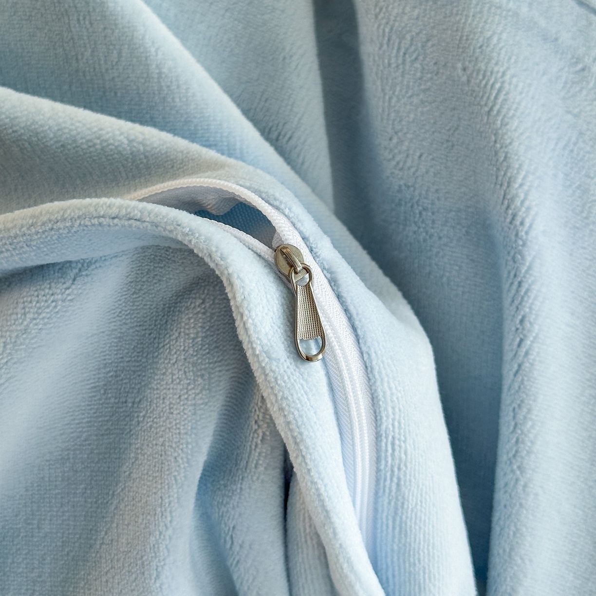 91家纺网 家纺一手货源 找家纺 爱家（原缔乐家纺） 2025新款A类牛奶雕花绒四件套 保罗-黑天鹅系列 保罗-天空兰