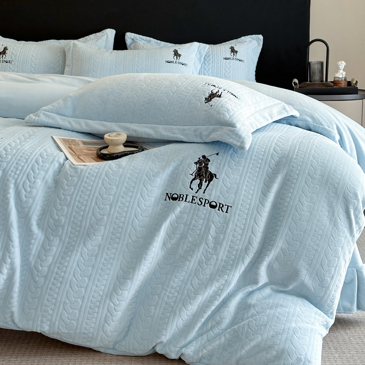 91家纺网 家纺一手货源 找家纺 爱家（原缔乐家纺） 2025新款A类牛奶雕花绒四件套 保罗-黑天鹅系列 保罗-天空兰