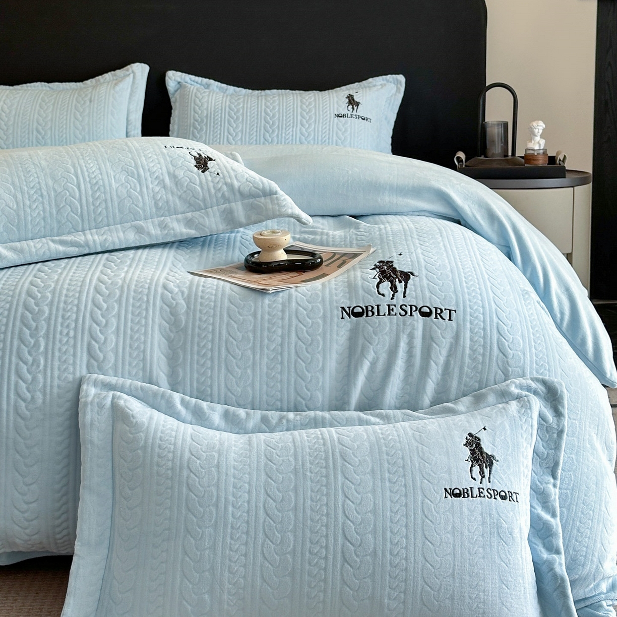 91家纺网 家纺一手货源 找家纺 爱家（原缔乐家纺） 2025新款A类牛奶雕花绒四件套 保罗-黑天鹅系列 保罗-天空兰