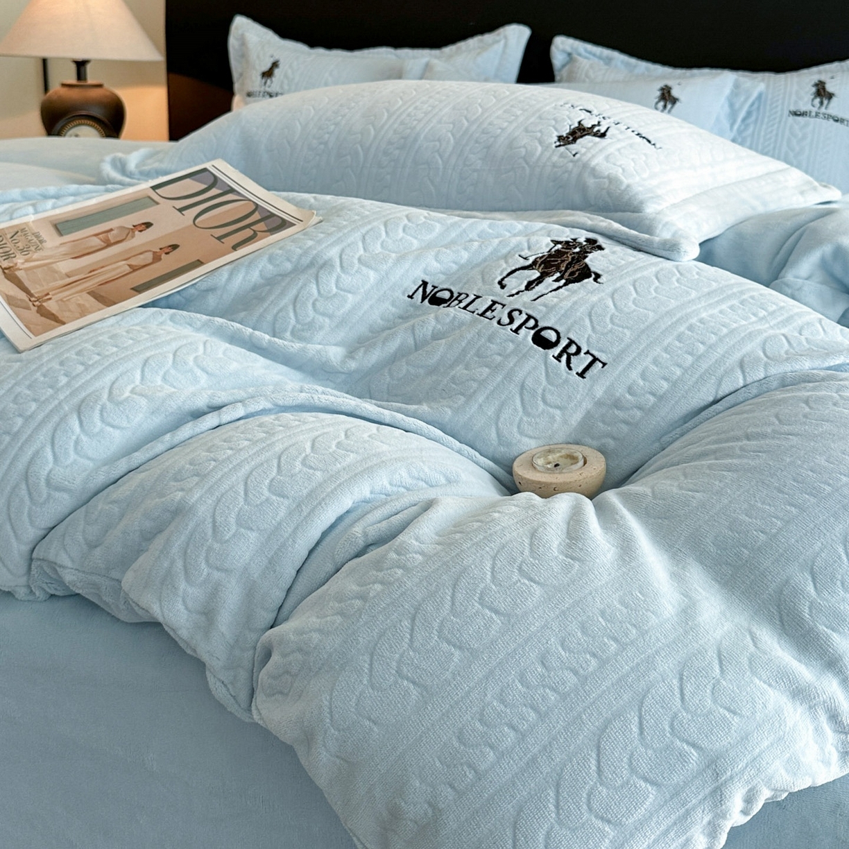 91家纺网 家纺一手货源 找家纺 爱家（原缔乐家纺） 2025新款A类牛奶雕花绒四件套 保罗-黑天鹅系列 保罗-天空兰