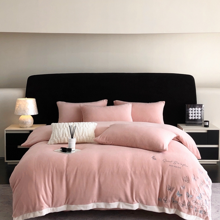 91家纺网 家纺一手货源 找家纺 新印象 2025秋冬新款宽边高克重牛奶绒绣花款四件套 蝶之舞-粉