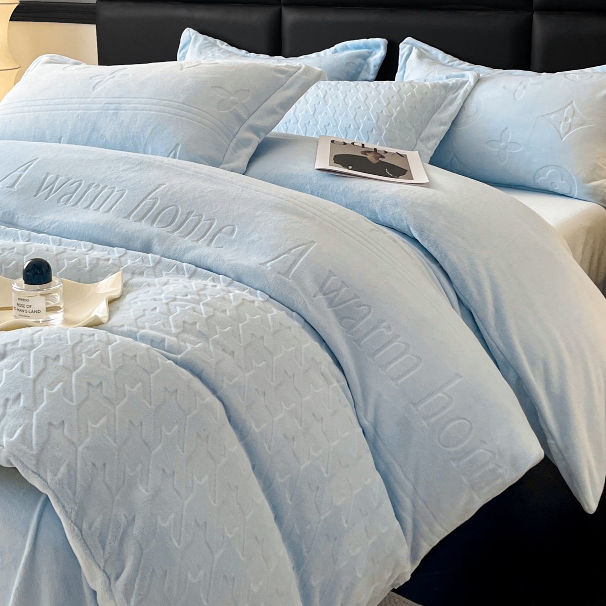 91家纺网 家纺一手货源 找家纺 爱家（原缔乐家纺） 2025新款A类牛奶雕花绒四件套 浪漫主义系列 浪漫主义-天空兰