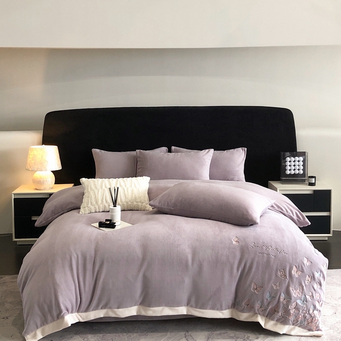 91家纺网 家纺一手货源 找家纺 新印象 2025秋冬新款宽边高克重牛奶绒绣花款四件套 蝶之舞-紫灰