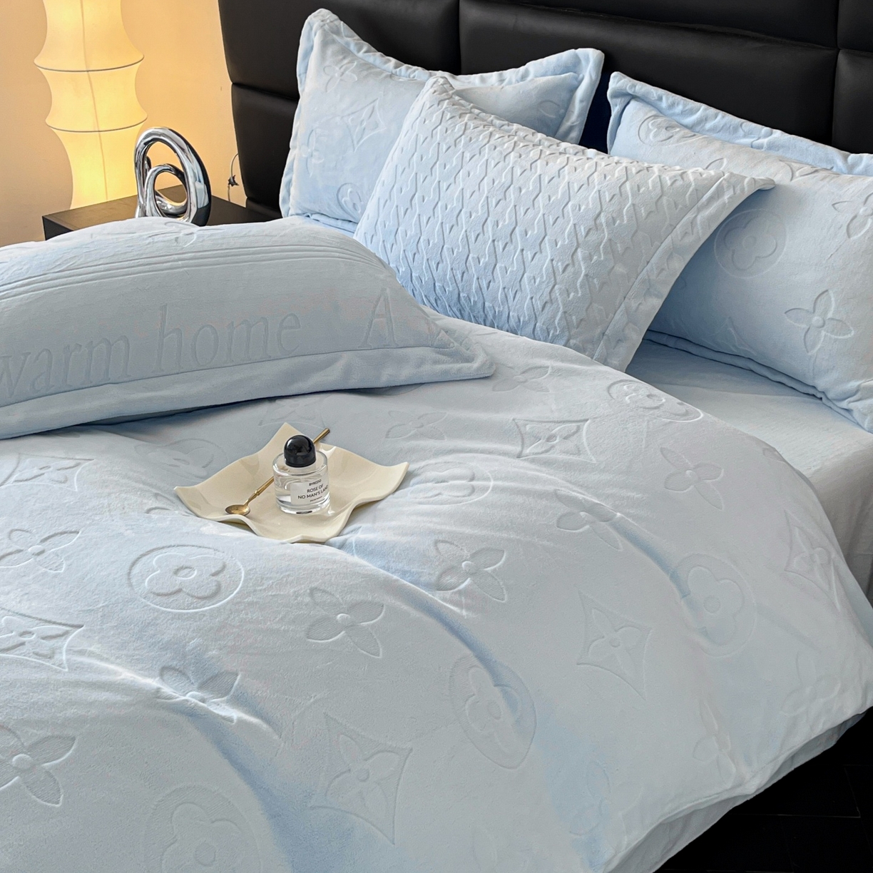 91家纺网 家纺一手货源 找家纺 爱家（原缔乐家纺） 2025新款A类牛奶雕花绒四件套 浪漫主义系列 浪漫主义-天空兰