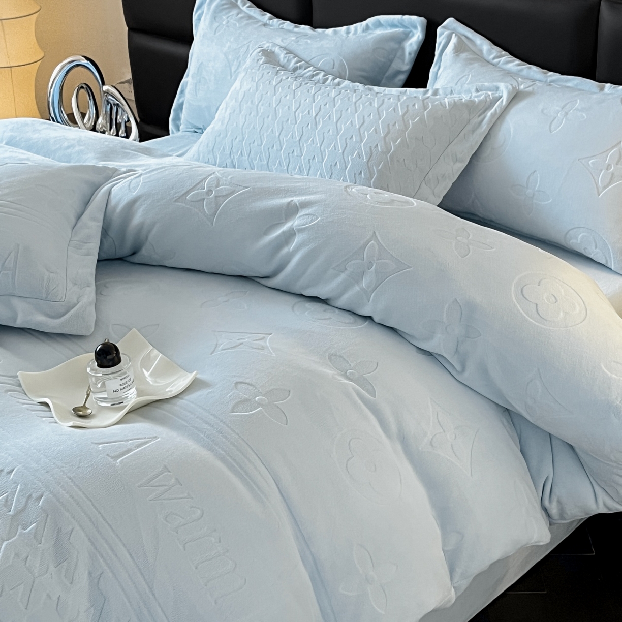 91家纺网 家纺一手货源 找家纺 爱家（原缔乐家纺） 2025新款A类牛奶雕花绒四件套 浪漫主义系列 浪漫主义-天空兰