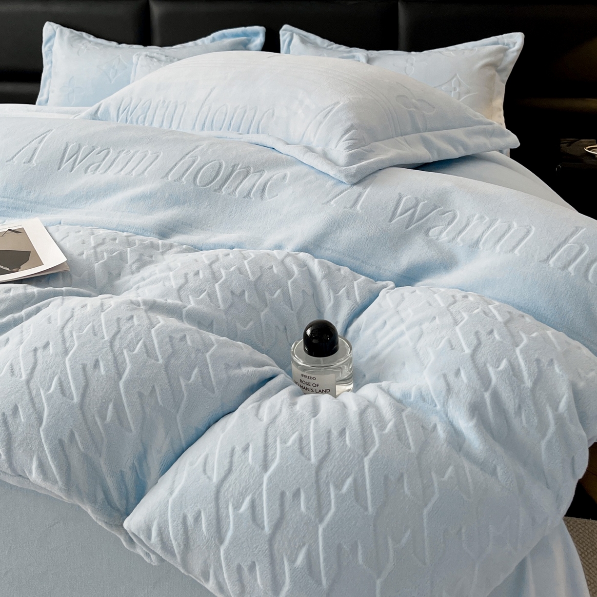 91家纺网 家纺一手货源 找家纺 爱家（原缔乐家纺） 2025新款A类牛奶雕花绒四件套 浪漫主义系列 浪漫主义-天空兰