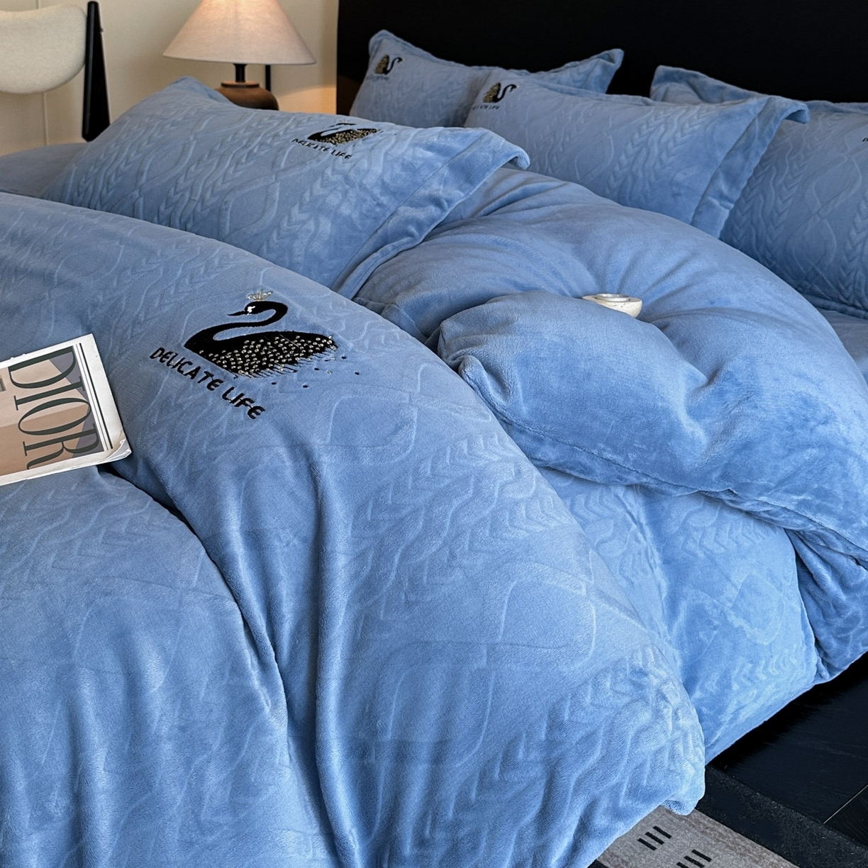 爱家（原缔乐家纺） 2025新款A类牛奶雕花绒四件套 保罗-黑天鹅系列 黑天鹅-宾利兰