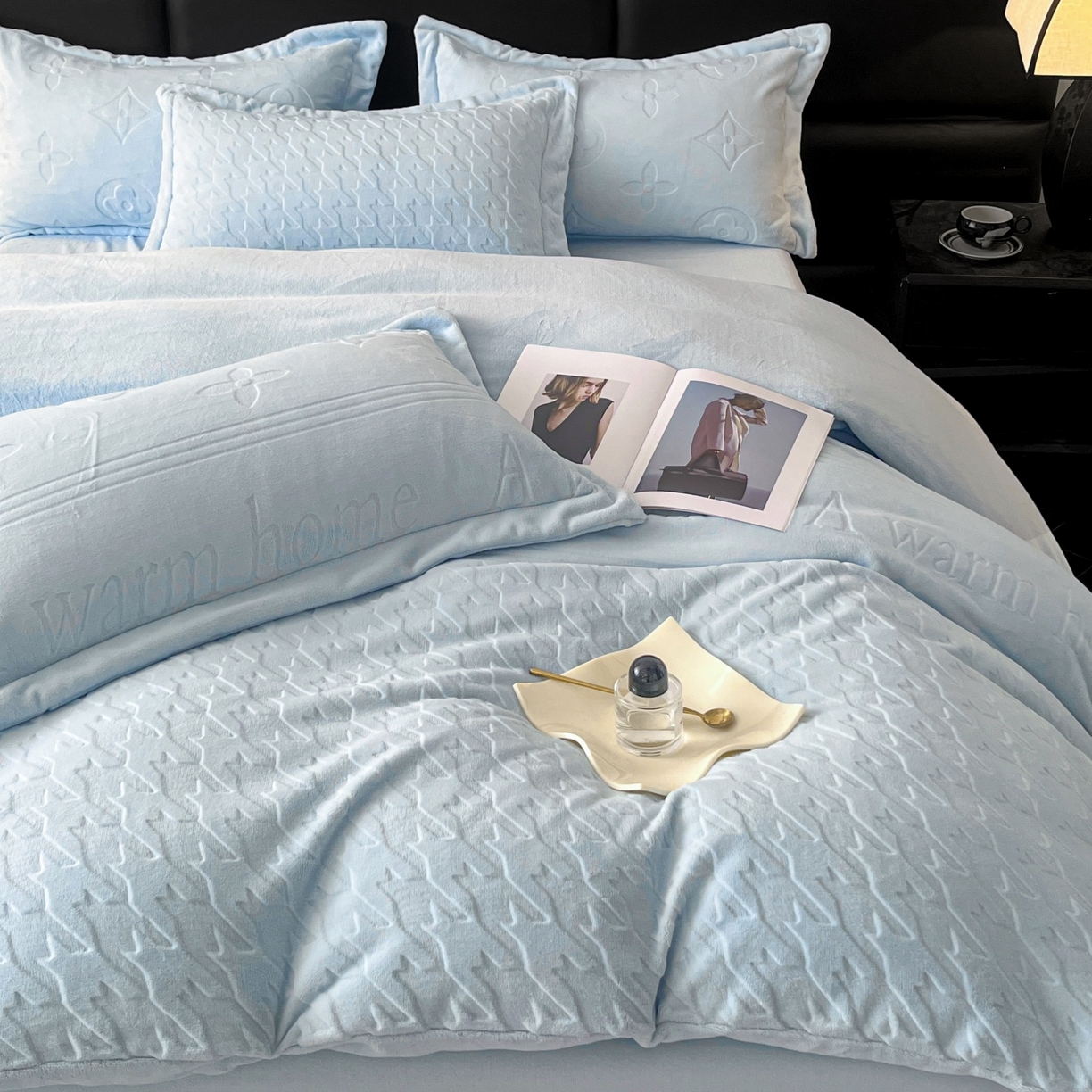 91家纺网 家纺一手货源 找家纺 爱家（原缔乐家纺） 2025新款A类牛奶雕花绒四件套 浪漫主义系列 浪漫主义-天空兰