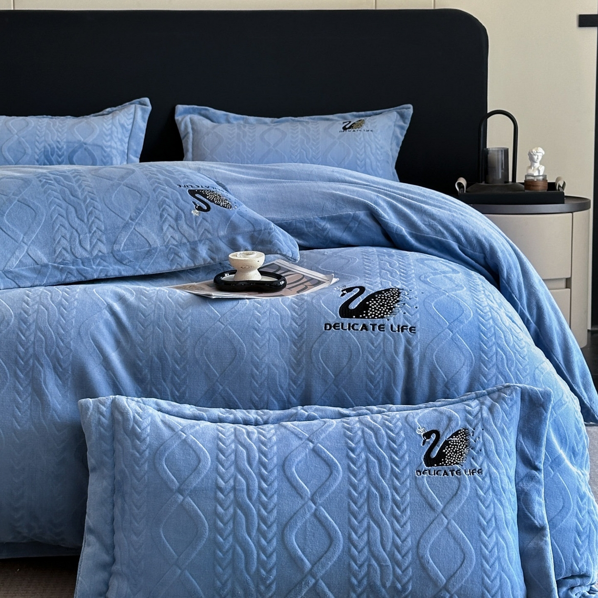 91家纺网 家纺一手货源 找家纺 爱家（原缔乐家纺） 2025新款A类牛奶雕花绒四件套 保罗-黑天鹅系列 黑天鹅-宾利兰