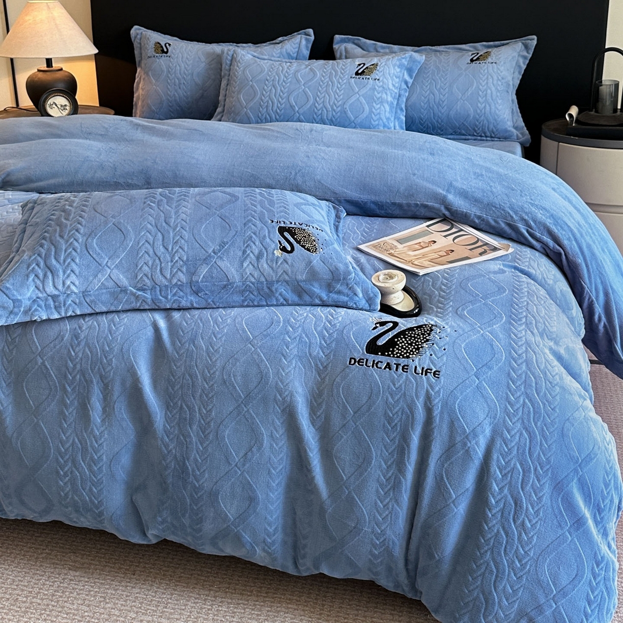 91家纺网 家纺一手货源 找家纺 爱家（原缔乐家纺） 2025新款A类牛奶雕花绒四件套 保罗-黑天鹅系列 黑天鹅-宾利兰