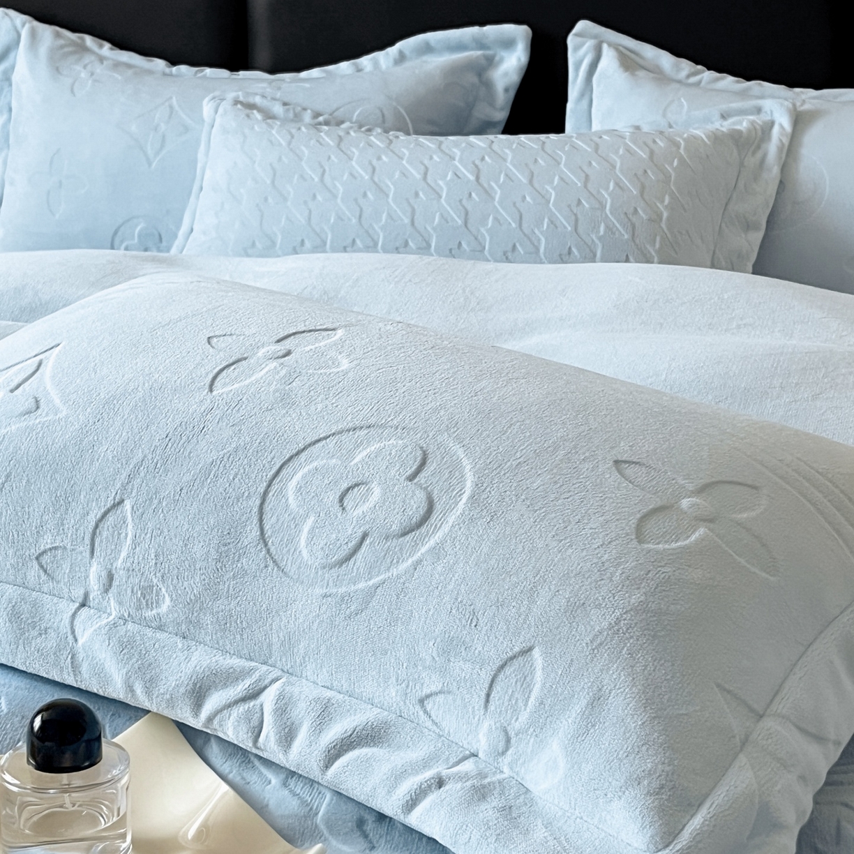 91家纺网 家纺一手货源 找家纺 爱家（原缔乐家纺） 2025新款A类牛奶雕花绒四件套 浪漫主义系列 浪漫主义-天空兰