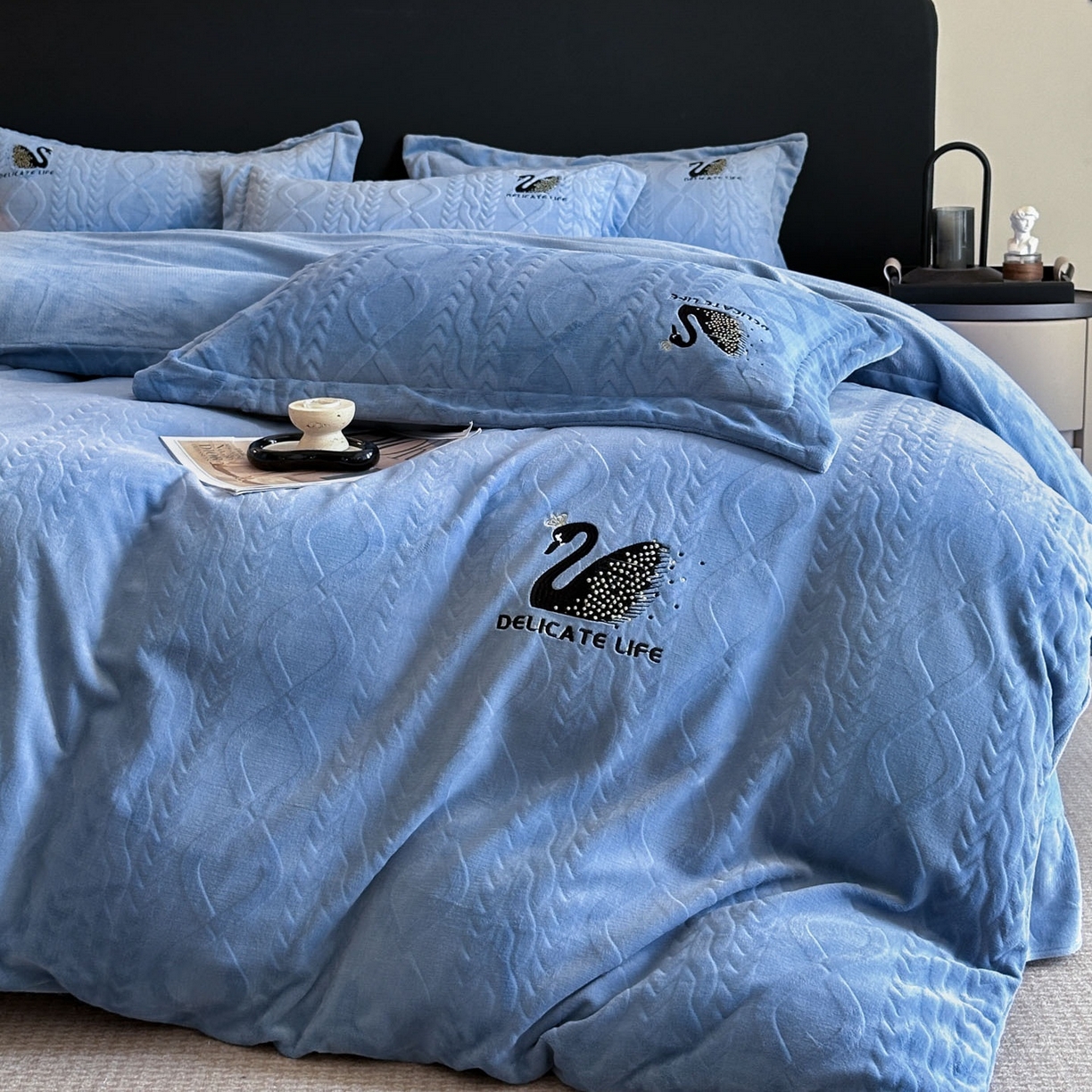 91家纺网 家纺一手货源 找家纺 爱家（原缔乐家纺） 2025新款A类牛奶雕花绒四件套 保罗-黑天鹅系列 黑天鹅-宾利兰