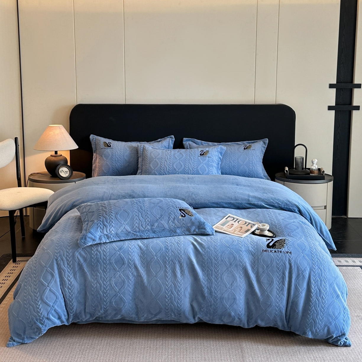 91家纺网 家纺一手货源 找家纺 爱家（原缔乐家纺） 2025新款A类牛奶雕花绒四件套 保罗-黑天鹅系列 黑天鹅-宾利兰