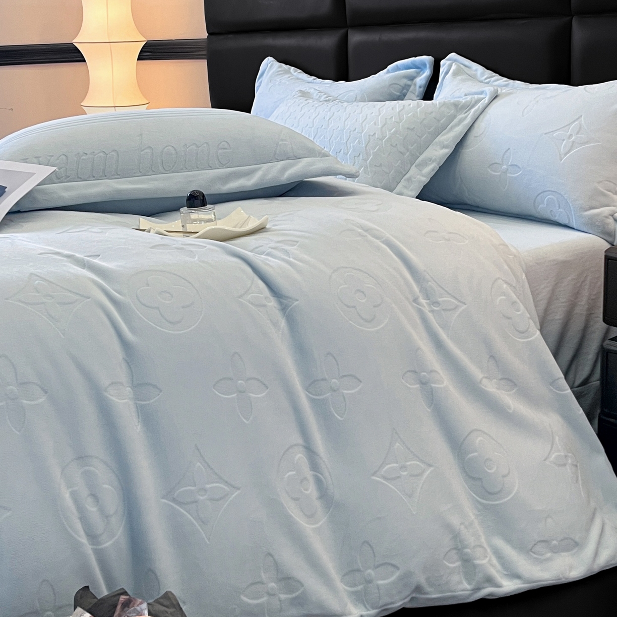 91家纺网 家纺一手货源 找家纺 爱家（原缔乐家纺） 2025新款A类牛奶雕花绒四件套 浪漫主义系列 浪漫主义-天空兰