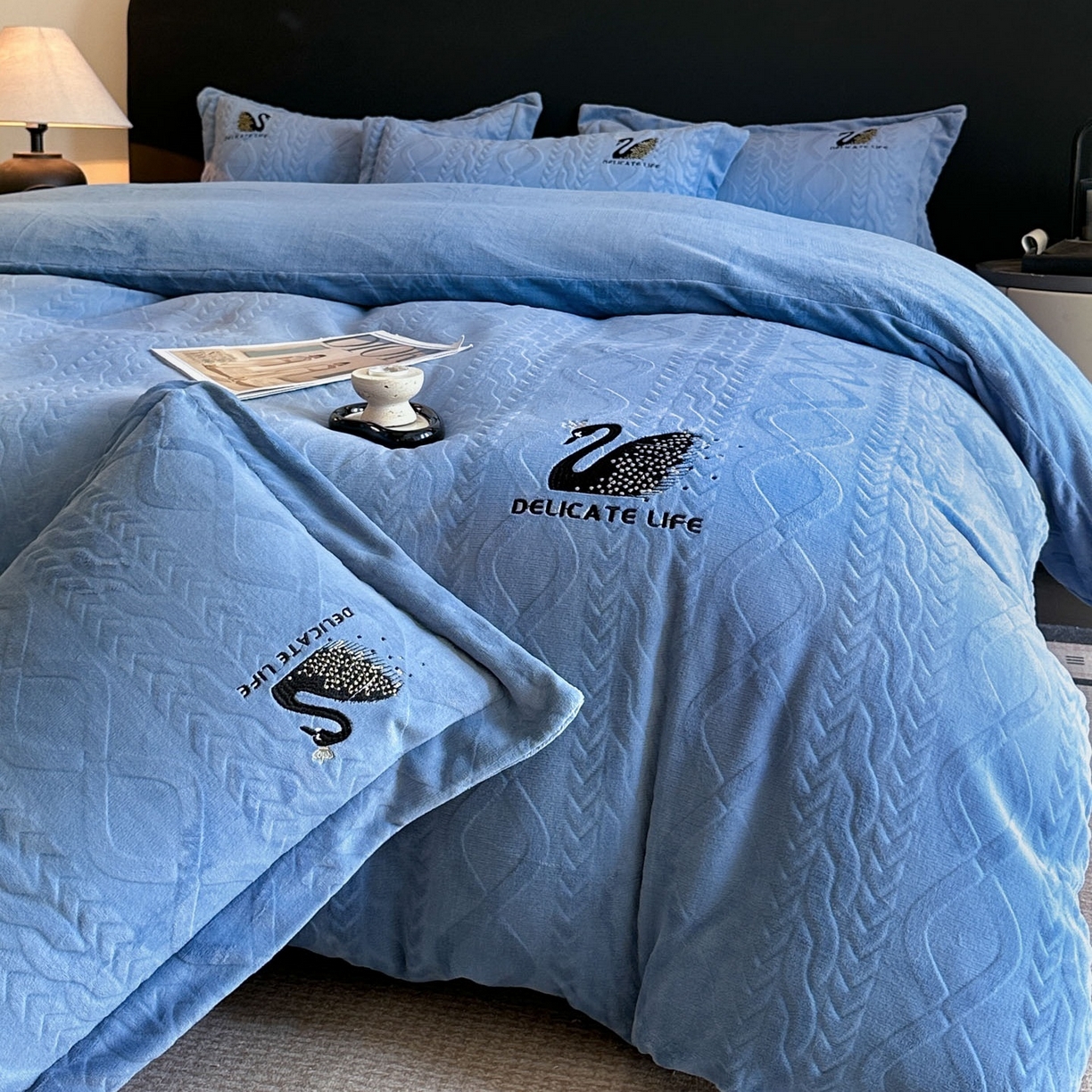 91家纺网 家纺一手货源 找家纺 爱家（原缔乐家纺） 2025新款A类牛奶雕花绒四件套 保罗-黑天鹅系列 黑天鹅-宾利兰