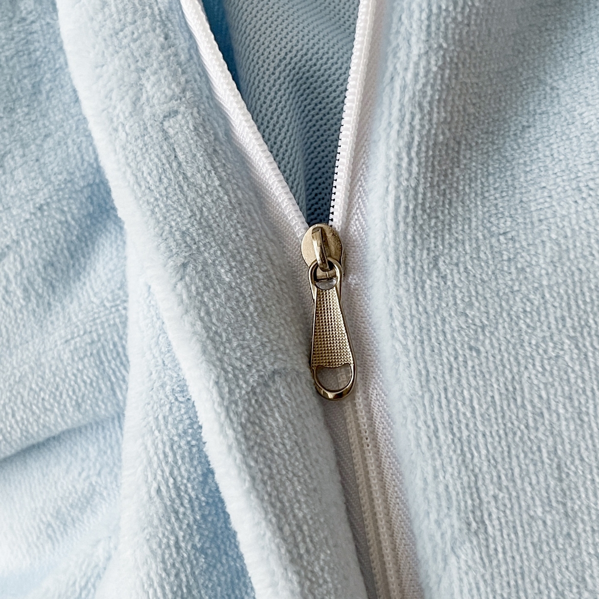 91家纺网 家纺一手货源 找家纺 爱家（原缔乐家纺） 2025新款A类牛奶雕花绒四件套 浪漫主义系列 浪漫主义-天空兰