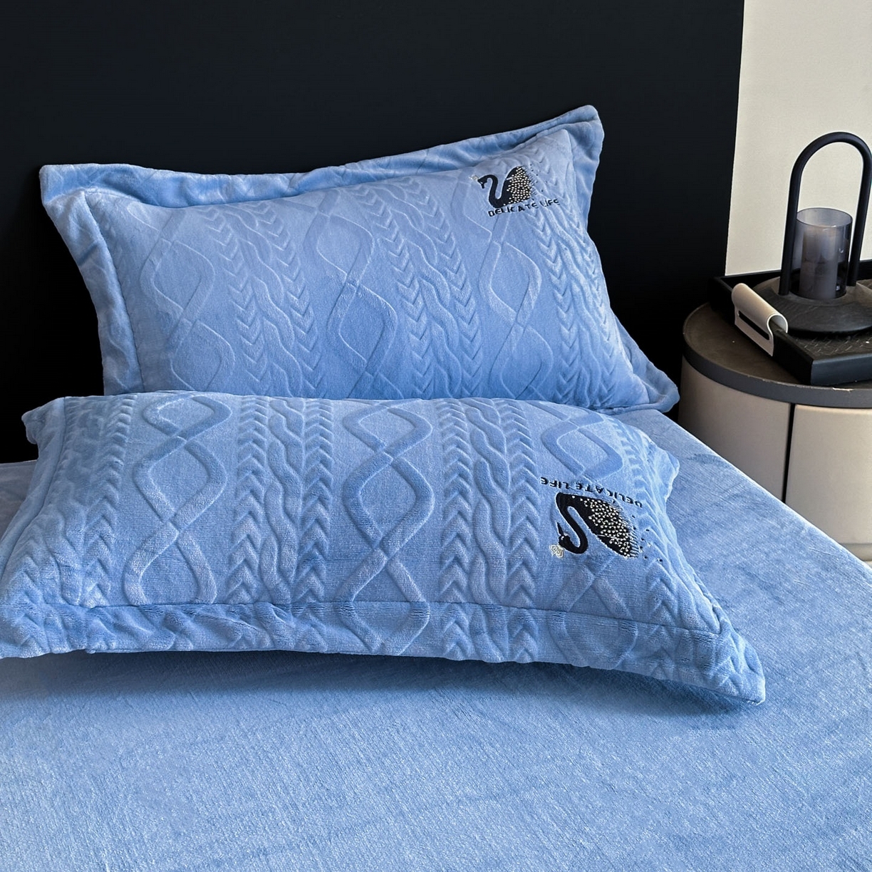 91家纺网 家纺一手货源 找家纺 爱家（原缔乐家纺） 2025新款A类牛奶雕花绒四件套 保罗-黑天鹅系列 黑天鹅-宾利兰