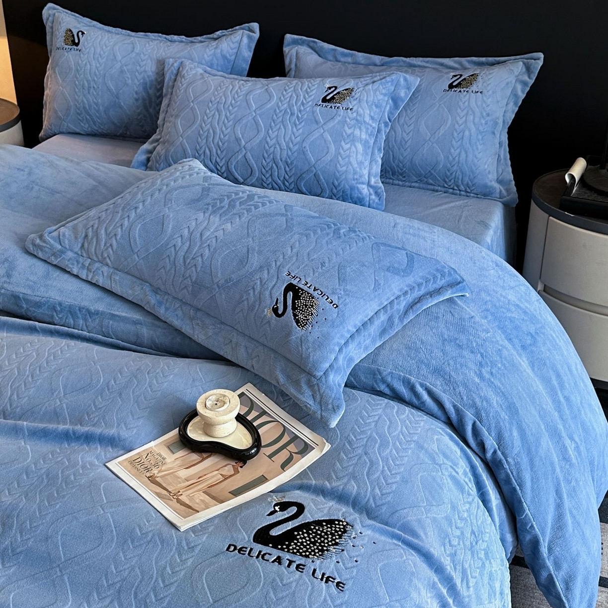 91家纺网 家纺一手货源 找家纺 爱家（原缔乐家纺） 2025新款A类牛奶雕花绒四件套 保罗-黑天鹅系列 黑天鹅-宾利兰