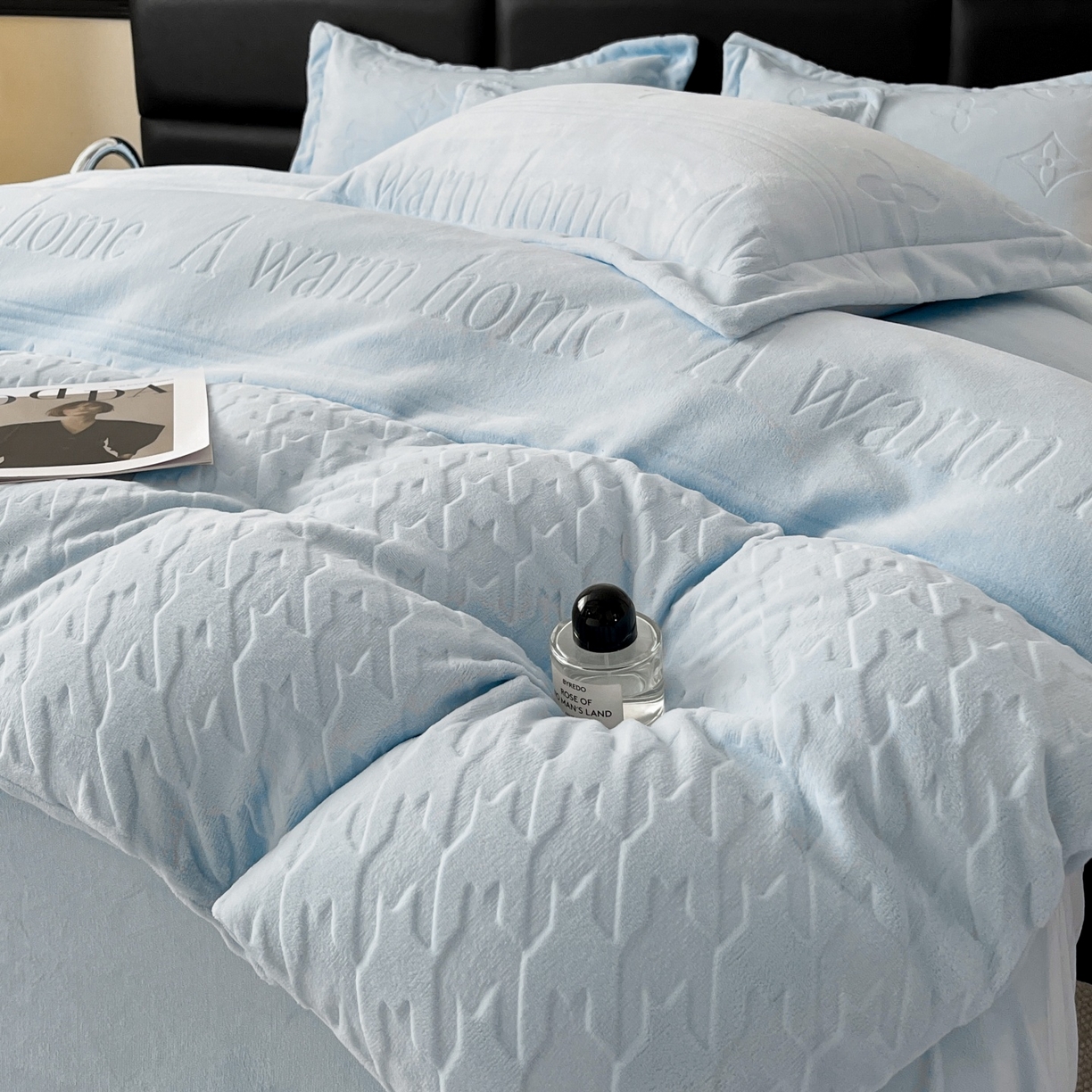 91家纺网 家纺一手货源 找家纺 爱家（原缔乐家纺） 2025新款A类牛奶雕花绒四件套 浪漫主义系列 浪漫主义-天空兰