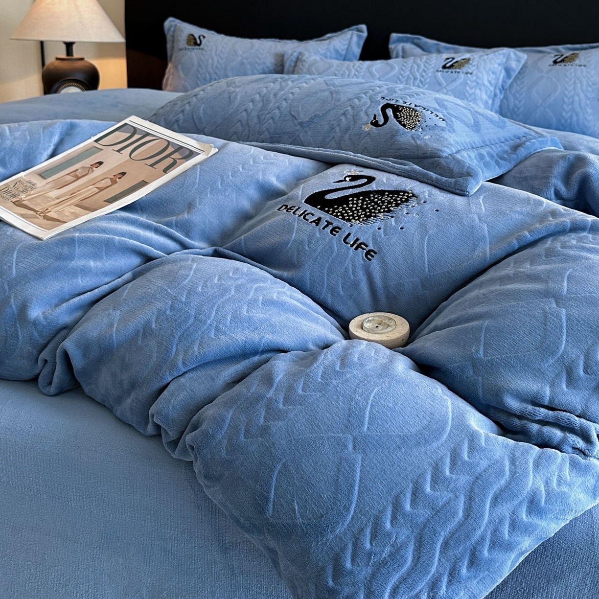 91家纺网 家纺一手货源 找家纺 爱家（原缔乐家纺） 2025新款A类牛奶雕花绒四件套 保罗-黑天鹅系列 黑天鹅-宾利兰