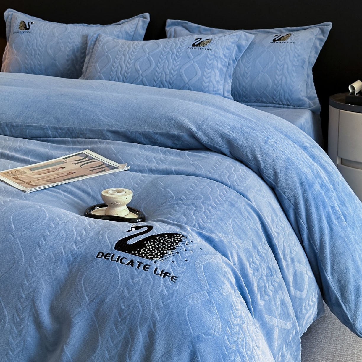 91家纺网 家纺一手货源 找家纺 爱家（原缔乐家纺） 2025新款A类牛奶雕花绒四件套 保罗-黑天鹅系列 黑天鹅-宾利兰