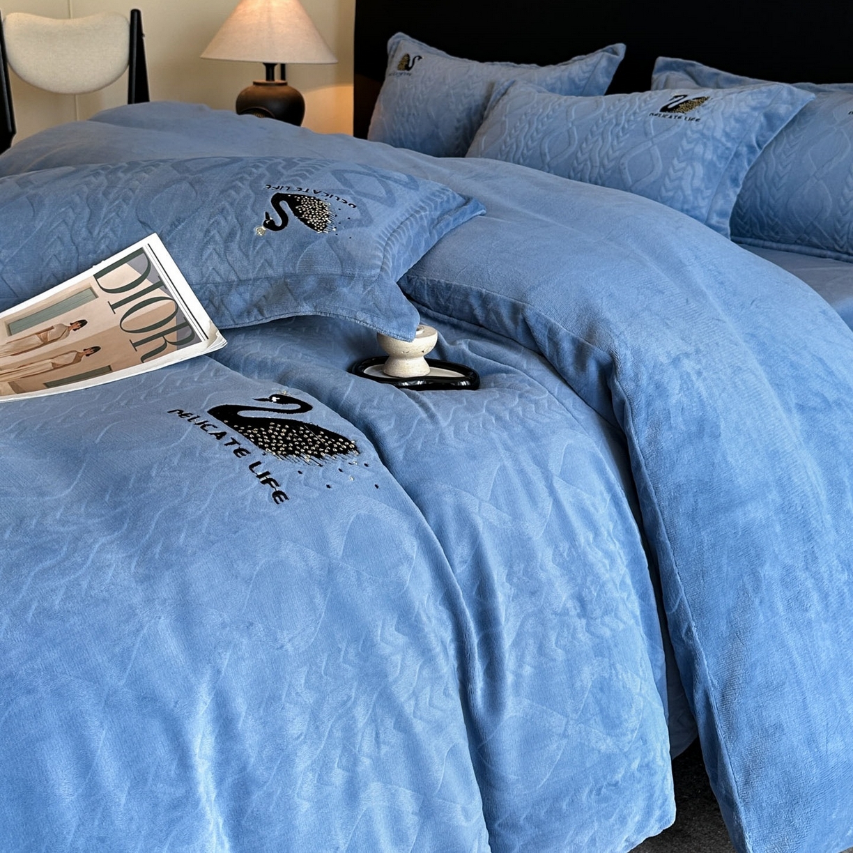 91家纺网 家纺一手货源 找家纺 爱家（原缔乐家纺） 2025新款A类牛奶雕花绒四件套 保罗-黑天鹅系列 黑天鹅-宾利兰