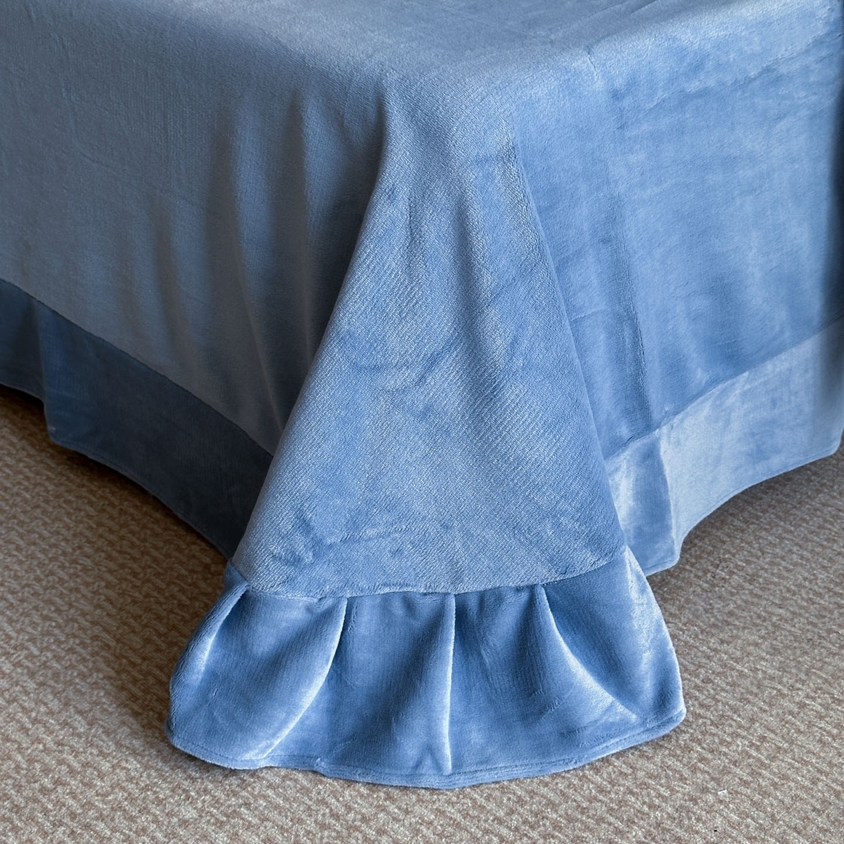 91家纺网 家纺一手货源 找家纺 爱家（原缔乐家纺） 2025新款A类牛奶雕花绒四件套 保罗-黑天鹅系列 黑天鹅-宾利兰