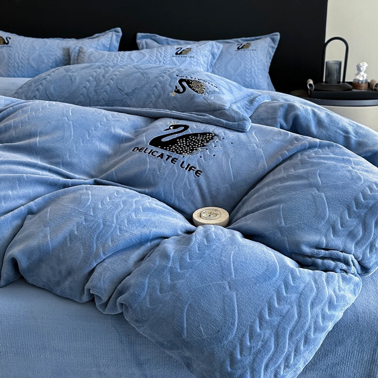 91家纺网 家纺一手货源 找家纺 爱家（原缔乐家纺） 2025新款A类牛奶雕花绒四件套 保罗-黑天鹅系列 黑天鹅-宾利兰