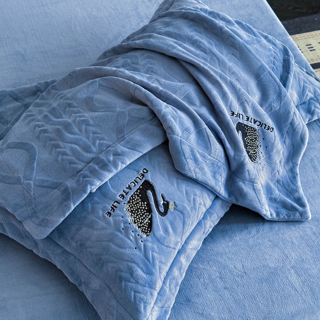 91家纺网 家纺一手货源 找家纺 爱家（原缔乐家纺） 2025新款A类牛奶雕花绒四件套 保罗-黑天鹅系列 黑天鹅-宾利兰