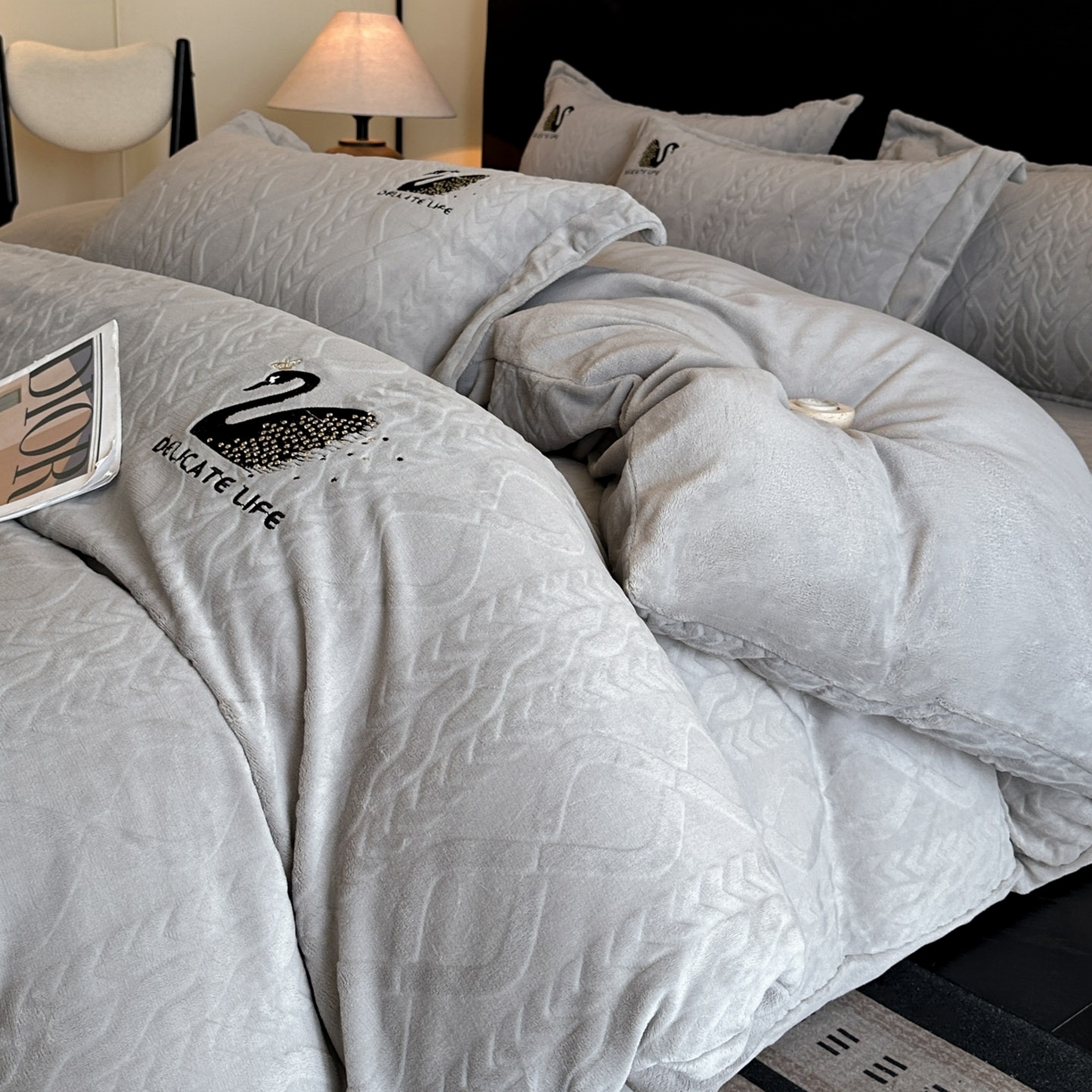 爱家（原缔乐家纺） 2025新款A类牛奶雕花绒四件套 保罗-黑天鹅系列 黑天鹅-高雅灰