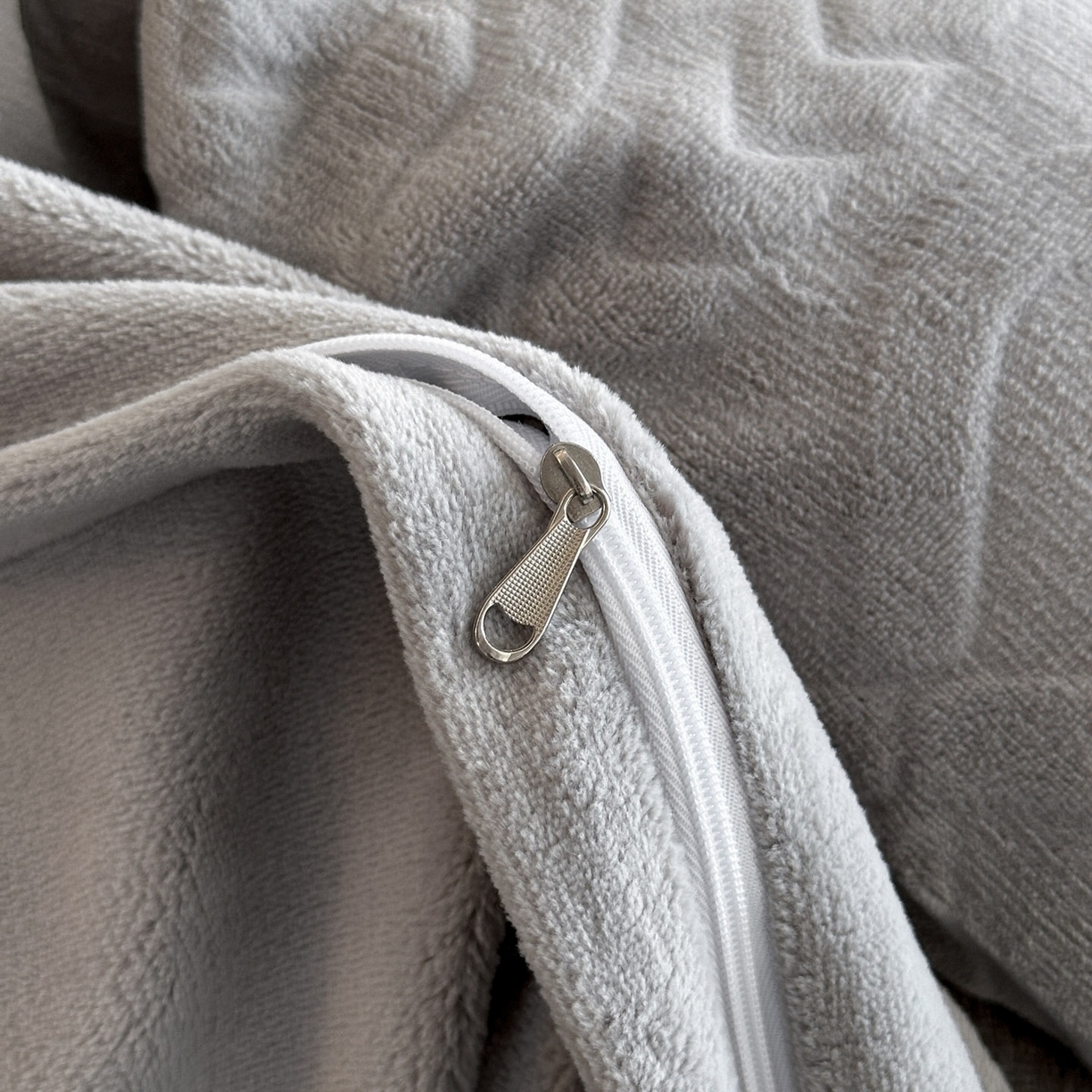 91家纺网 家纺一手货源 找家纺 爱家（原缔乐家纺） 2025新款A类牛奶雕花绒四件套 保罗-黑天鹅系列 黑天鹅-高雅灰