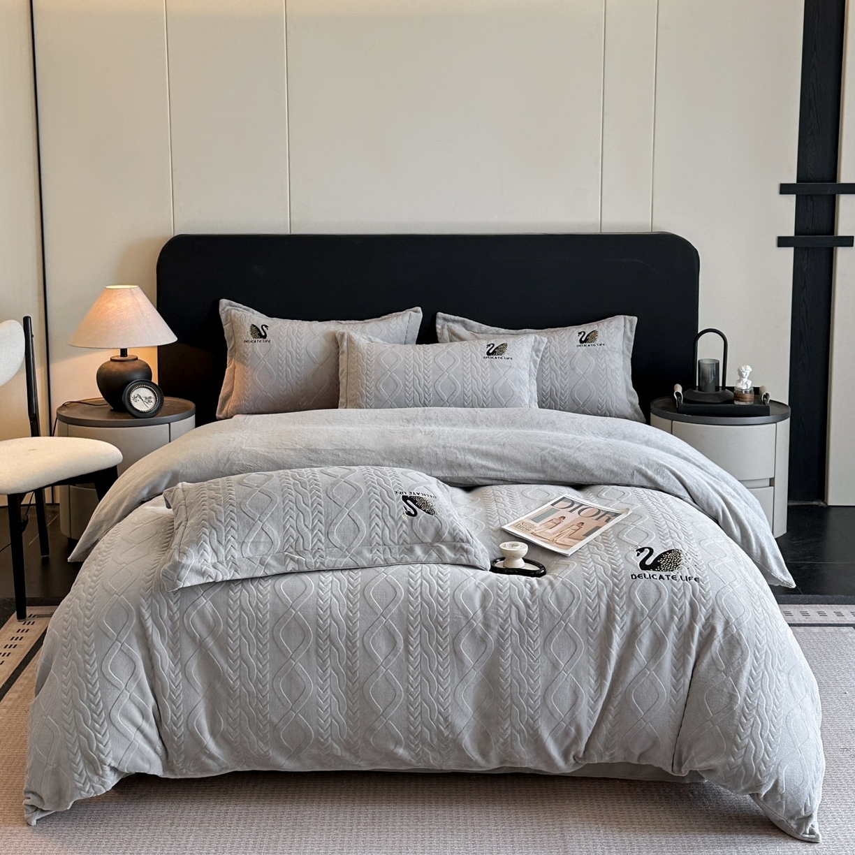 91家纺网 家纺一手货源 找家纺 爱家（原缔乐家纺） 2025新款A类牛奶雕花绒四件套 保罗-黑天鹅系列 黑天鹅-高雅灰