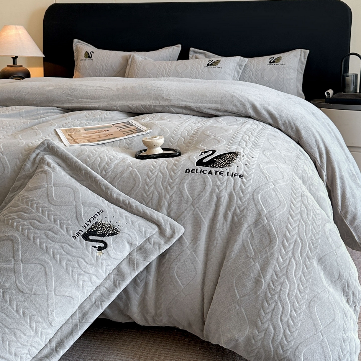 91家纺网 家纺一手货源 找家纺 爱家（原缔乐家纺） 2025新款A类牛奶雕花绒四件套 保罗-黑天鹅系列 黑天鹅-高雅灰