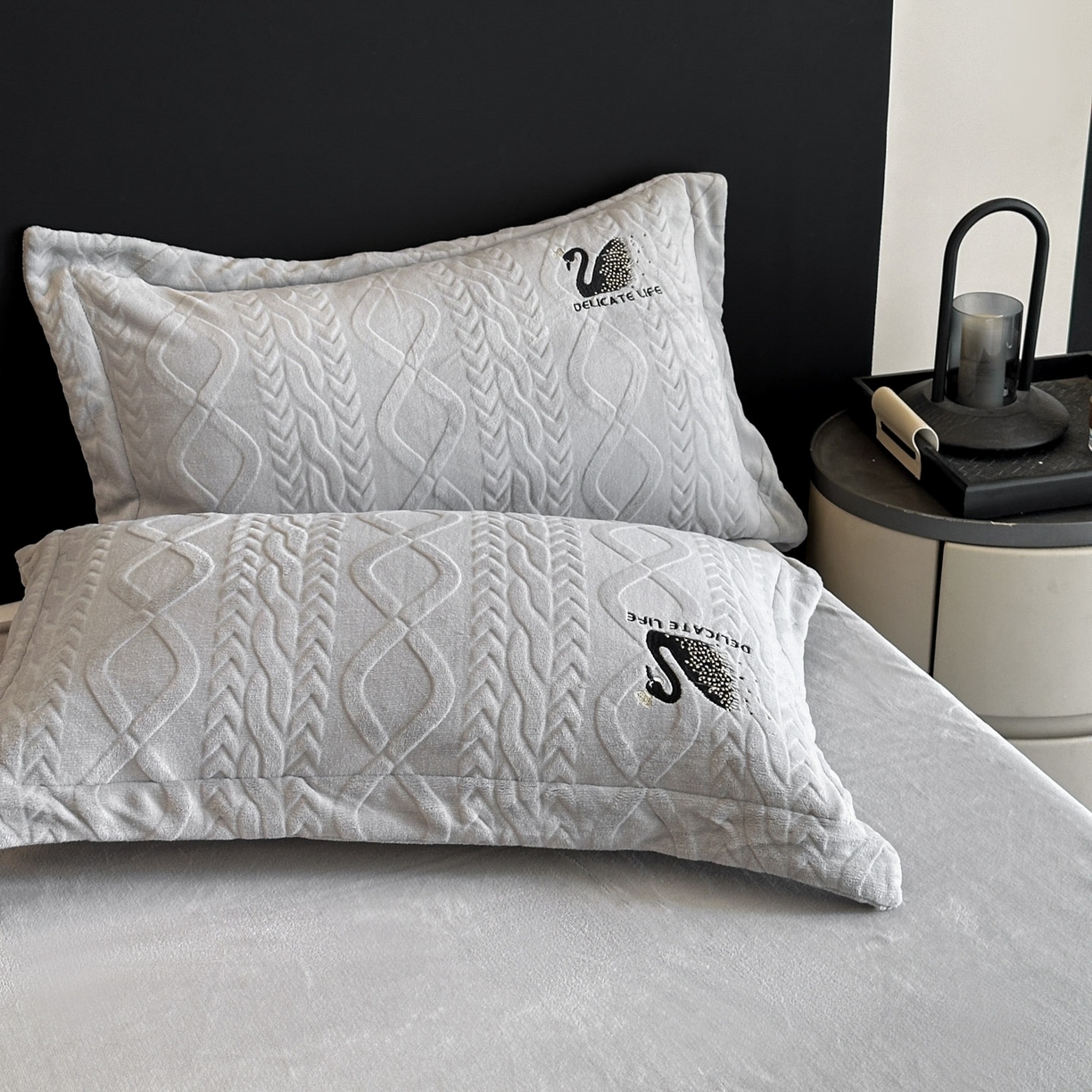 91家纺网 家纺一手货源 找家纺 爱家（原缔乐家纺） 2025新款A类牛奶雕花绒四件套 保罗-黑天鹅系列 黑天鹅-高雅灰